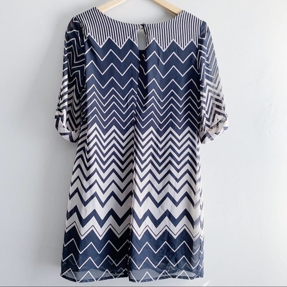 As U Wish • Short Sleeve Chevron Print Shift Dress, Black/Beige, Size Small - Picture 12 of 14